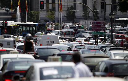 Tráfico en la plaza de Cibeles, frente al Ayuntamiento de Madrid.