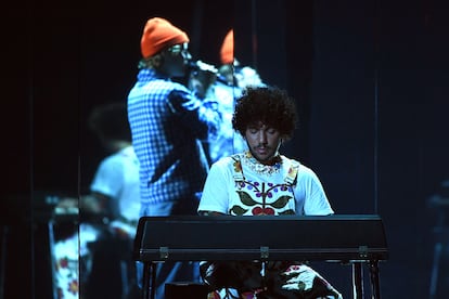 Justin Bieber y Benny Blanco durante una presentación en los American Music Awards, en noviembre de 2020 en Los Ángeles, California. 