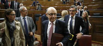  El ministro de Hacienda, Crist&oacute;bal Montoro (c), se dispone a salir del hemiciclo al finalizar hoy el pleno del Congreso en el que se han aprobado definitivamente los presupuestos generales del Estado para 2016. 