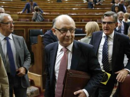  El ministro de Hacienda, Crist&oacute;bal Montoro (c), se dispone a salir del hemiciclo al finalizar hoy el pleno del Congreso en el que se han aprobado definitivamente los presupuestos generales del Estado para 2016. 