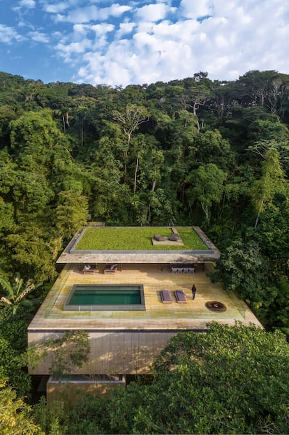 A las orillas de la región de la Mata Atlántica, cerca de Sao Paulo (Brasil), esta vivienda está delimitada por la montaña y una densa vegetación. Pensada por el estudio de Marcio Kogan, sus plataformas están íntegramente fabricadas en madera para respetar el entorno. Cuenta con piscina, jacuzzi y una zona para disfrutar de una hoguera a ras de suelo.