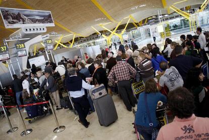 El cierre de aeropuertos del norte de España se reflejó ayer en la T-4, en Madrid