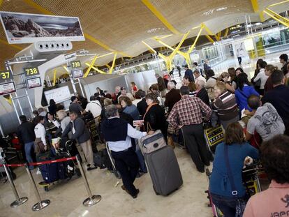 El cierre de aeropuertos del norte de España se reflejó ayer en la T-4, en Madrid