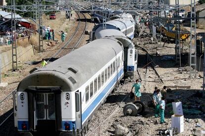 El tren descarriló y uno de los carros chocó con un pilar.