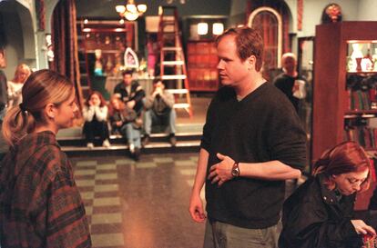 Joss Whedon dirige a Sarah Michelle Gellar en el plató de la sexta temporada de 'Buffy Cazavampiros' en mayo de 2001.