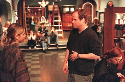 Joss Whedon dirige a Sarah Michelle Gellar en el plató de la sexta temporada de 'Buffy Cazavampiros' en mayo de 2001.