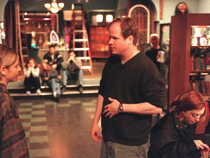 Joss Whedon dirige a Sarah Michelle Gellar en el plató de la sexta temporada de 'Buffy Cazavampiros' en mayo de 2001.