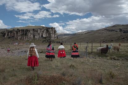 Women from Umpuco face the dry season in Umpuco.