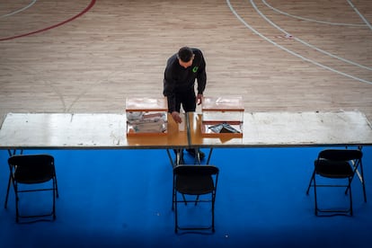 Preparativos para las elecciones para el Parlament 2021 en el Polideportivo Municipal Camp de Ferro de Barcelona, este sábado.