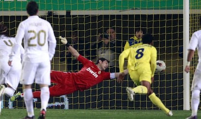 Casillas no puede evitar el gol de falta de Senna.