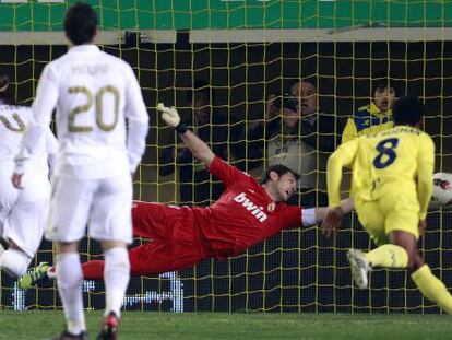 Casillas no puede evitar el gol de falta de Senna.