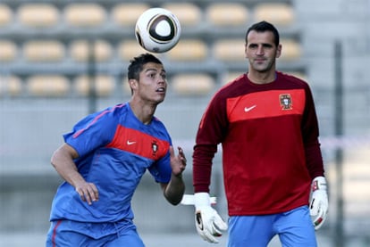 Cristiano Ronaldo y Eduardo, el guardameta de Portugal, durante un entrenamiento