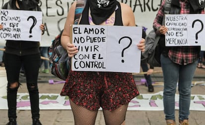 Varias mujeres, durante la marcha del 8-M en Montevideo (Uruguay).