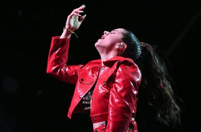 La cantante española Rosiala, en el escenario durante su intervención en el festival, el 12 de abril.