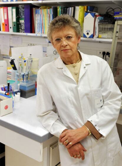 Françoise Barré-Sinoussi, en su laboratorio del Instituto Pasteur.