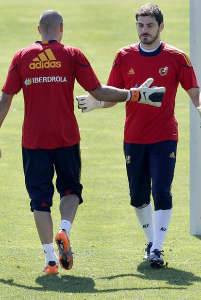 Choque de manos entre Valdés y Casillas.