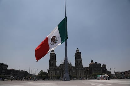 La bandera mexicana del Zócalo capitalino lució a media asta como muestra de luto por los fallecidos en el derrumbe del metro.