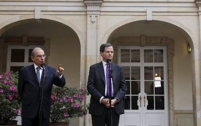 Humberto de la Calle y Sergio Jaramillo, en una imagen de archivo, en la Casa de Nariño, en Bogotá.