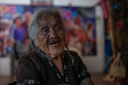 Mara Salud Ramrez Caballero, la anciana en quien se espir Disney para el papel de Mam Coco en la pelicula 'Coco' de Pixar, espera en su casa la llegada de turistas para hacerse fotos con ella en Santa Fe de la Laguna (Michoacn, Mxico), en 2021.