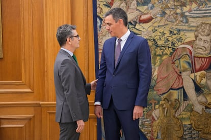 El presidente del Gobierno, Pedro Sánchez, habla con el ministro de la Presidencia, Justicia y Relaciones con las Cortes, Félix Bolaños, este viernes en el Palacio de la Zarzuela.