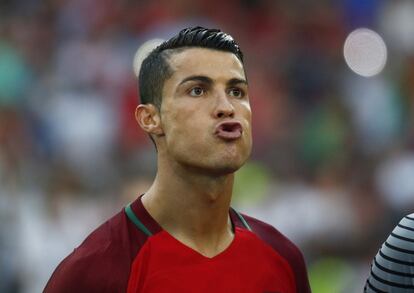 Cristiano Ronaldo escucha los himnos nacionales antes del partido entre Portugal y Polonia en Marsella, Francia.