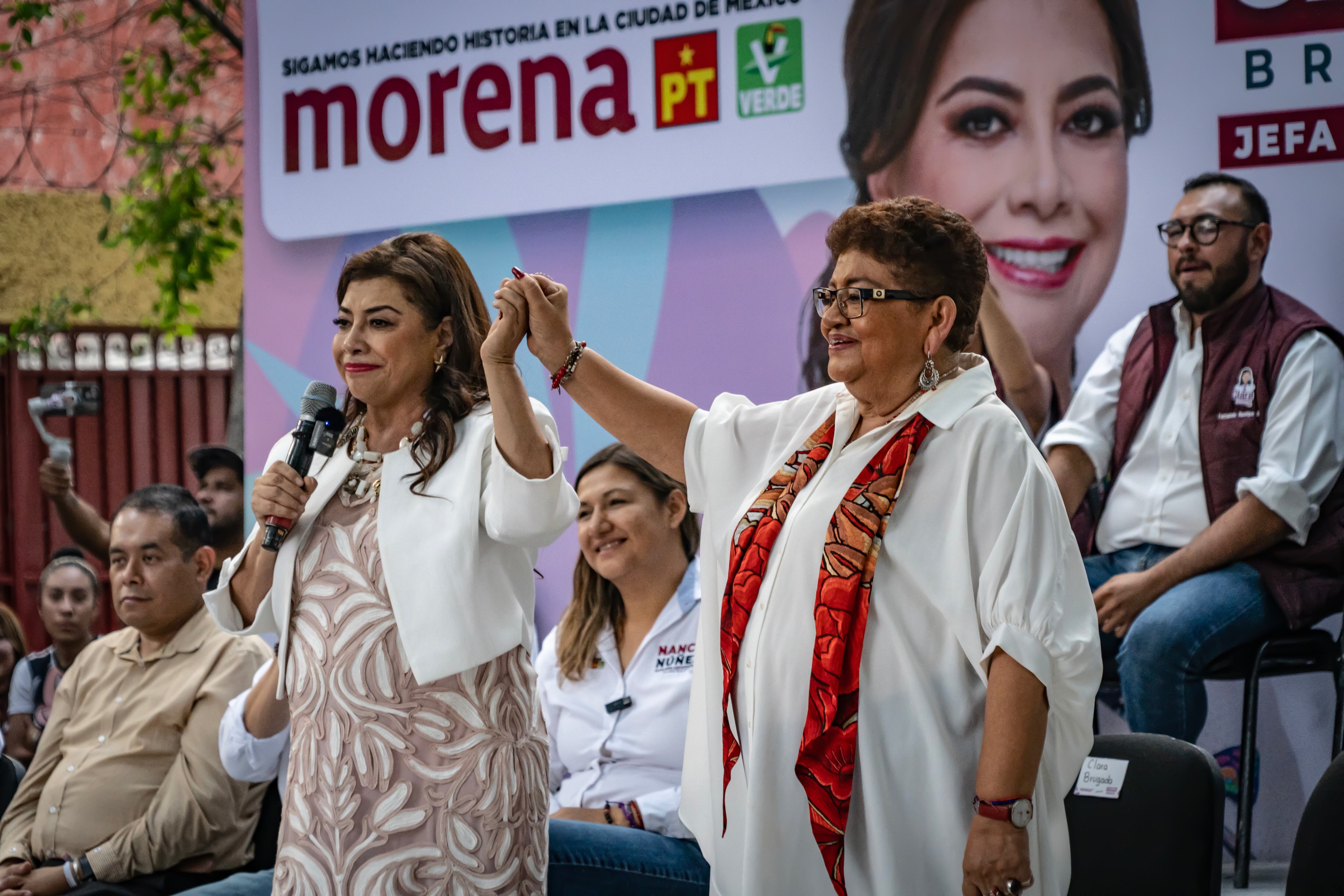 Clara Brugada y Ernestina Godoy, en un mitin en la alcaldía Cuauhtémoc, el 16 de abril.