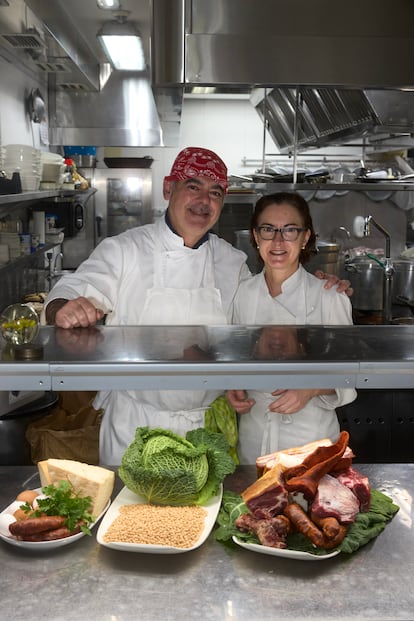 Carlos Gmez, jefe de Cocina, y Cari Rivas, copropietaria y cocinera.