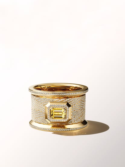 Reloj-brazalete de oro amarillo con zafiro amarillo Bobbin Cuff Couture, de la colección inspirada en los talleres de la Rue Cambon de la firma.