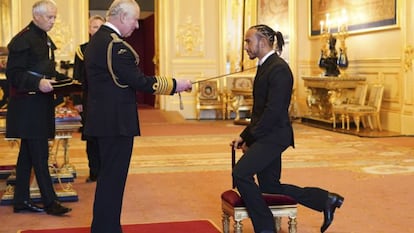 Había desparecido después de perder el que sería su octavo gran título de F1. El británico Lewis Hamilton reapareció en el castillo de Windsor, donde el príncipe Carlos de Inglaterra, le ha nombrado Caballero del Imperio Británico.