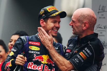 Newey felicita a Vettel en el podio del GP de India.