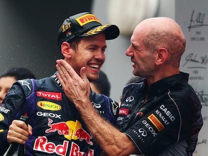 Newey felicita a Vettel en el podio del GP de India.