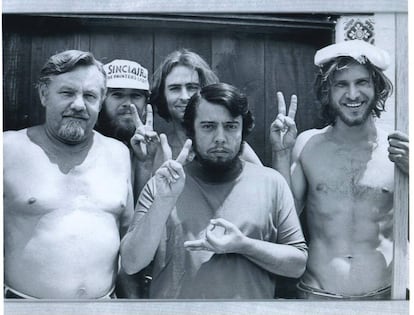 La célebre imagen de Harrison Ford como carpintero (a la derecha) que compartió en 2015 el músico Sergio Mendes (en el centro) y que se hizo viral.