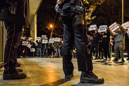 Los manifestantes protestan frente al Auditorio de Girona. 