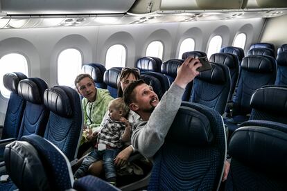 Las familias ucranianas no duermen durante las dos horas y media de trayecto. Tras esperar casi doce horas en el angar del aeropuerto de Varsovia, ya en el avión se muestran esperanzadas.