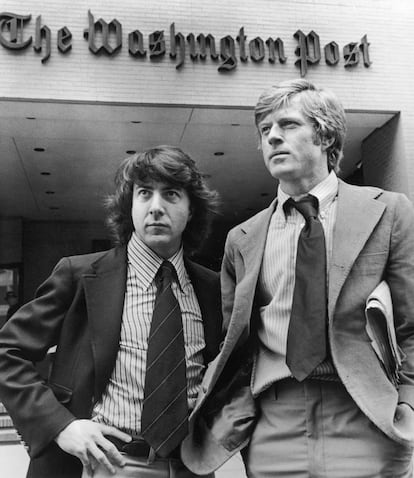 Robert Redford y Dustin Hoffman interpretan a Bob Woodward y Carl Bernstein respectivamente, en 'Todos los hombres del presidente' (1976).  