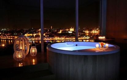 Un jacuzzi en el hotel The Yeatman, con vistas únicas de Oporto.