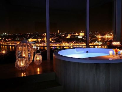 Un jacuzzi en el hotel The Yeatman, con vistas únicas de Oporto.