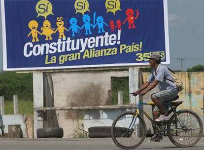 Varias pancartas en las calles de Santa Rosa, en la provincia costera del Oro, en apoyo al "sí"