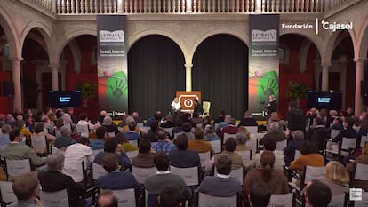 Aspecto del patio de la fundación sevillana durante la intervención del torero jerezano.