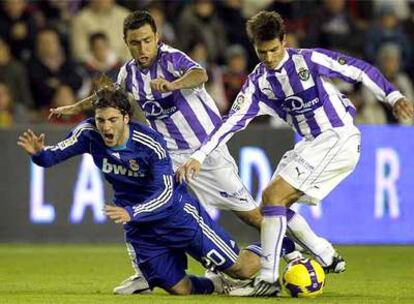Higuaín cae al suelo con Marcos y Vivar Dorado detrás, durante el partido frente al Valladolid en Zorrilla en la primera vuelta de la Liga.