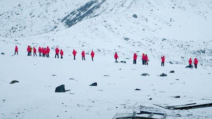 Una hilera de turistas en la estacin ballenera abandonada en 1931 en la isla Decepcin, en la Antrtida.