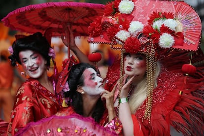 Artistas disfarçadas no segundo dia do Carnaval de Nothing Hill, em Londres (Inglaterra), em 29 de agosto.