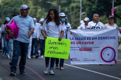 Protesta por el desabasto de medicamentos necesarios para el tratamiento del cáncer en Ciudad de México.