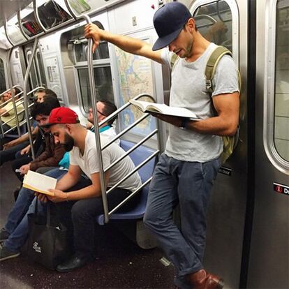 No etiquetan a los lectores. Se explayan en el pie de la foto. En esta, por ejemplo, pone: "¿Pero qué tenemos aquí? Dos libros, dos gorras y dos criaturas. Estos atractivos chicos me hacen ver doble e imaginarme en problemas. Si pudiera convencerles para que me hicieran un sandwich...".