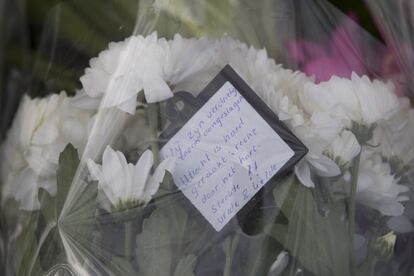 Gökmen Tanis, nacido en Turquía, fue detenido anoche horas después de que fuera arrestado otro de los sospechosos. En la imagen, mensaje de condolencias en uno de los ramos depositados en un altar improvisado en la plaza 24 de octubre de Utrecht.