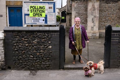 Una electora británica posa con sus perros en Broadstairs (Reino Unido) después de votar en las elecciones municipales de este jueves