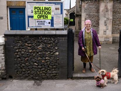 Una electora británica posa con sus perros en Broadstairs (Reino Unido) después de votar en las elecciones municipales de este jueves