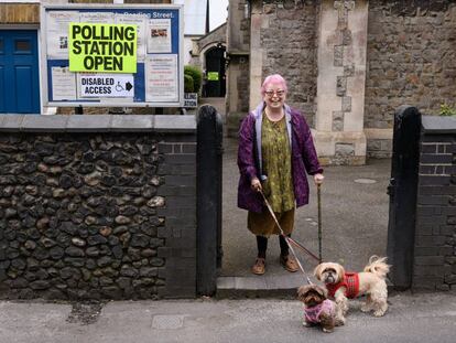 Una electora británica posa con sus perros en Broadstairs (Reino Unido) después de votar en las elecciones municipales de este jueves