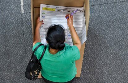 Una mujer vota en una mesa electoral en Bogotá.