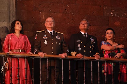 El general Ricardo Trevilla Trejo, secretario de la Defensa Nacional y almirante Raymundo Pedro Morales Ángeles durante la ceremonia del Grito de Independencia.